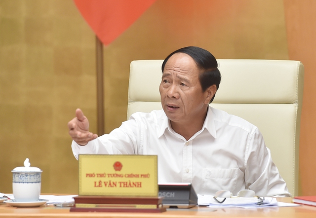 Phó Thủ tướng yêu cầu tiếp tục phát huy khí thế, tiến độ triển khai theo 3 ca; bám sát, theo dõi chặt chẽ tiến độ đường găng xây dựng các hạng mục - Ảnh: VGP/Đức Tuân