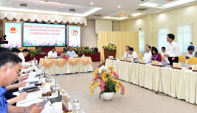 Phó Thủ tướng nghe các địa phương báo cáo tình hình triển khai các dự án giao thông - Ảnh VGP/Đức Tuân