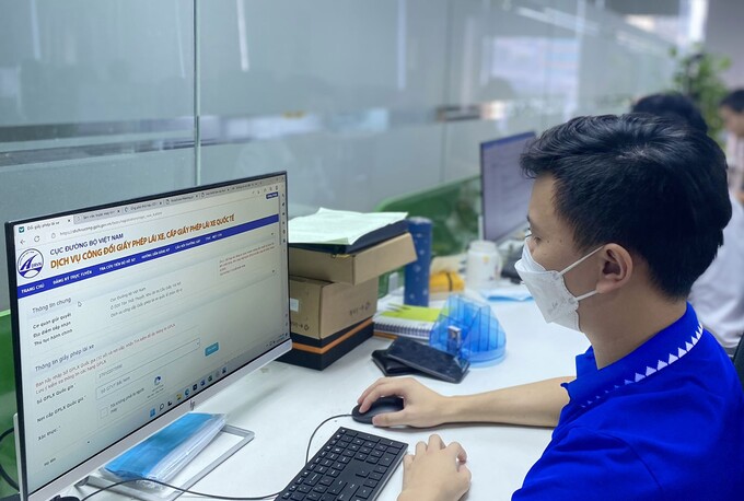 Cá nhân, tổ chức đề nghị cấp mới, cấp lại, đổi giấy phép lái xe trực tuyến sẽ được giảm từ 135.000 đồng xuống còn 115.000 đồng.