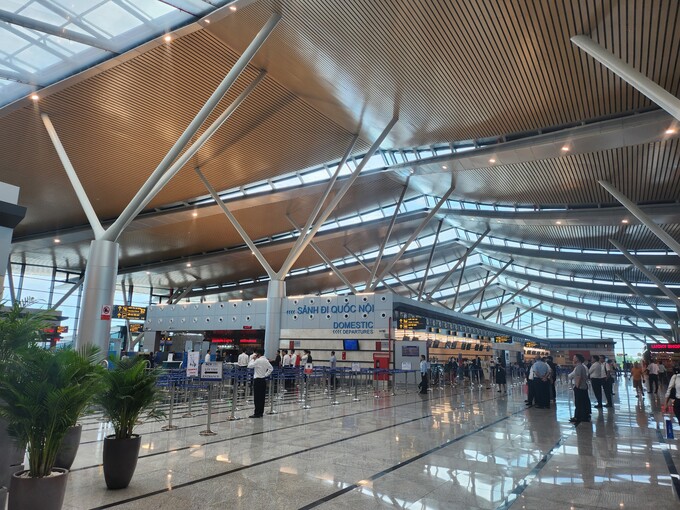 Nhà ga hành khách T2 có 44 quầy check-in, 4 kios check-in online, 8 cửa boarding, 4 băng chuyền hành lý đến, 4 cầu dẫn hành khách, 10 máy soi chiếu an ninh và 10 quầy xuất nhập cảnh.