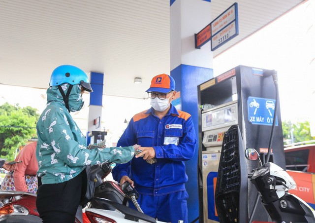 Bộ Công Thương sẽ tiếp tục phối hợp với các bộ, ngành chức năng tham mưu cho Quốc hội, Chính phủ và cùng các cơ quan chức năng tiếp tục sử dụng công cụ thuế, phí, quỹ xăng dầu và chính sách an sinh khi cần thiết để điều hành giá bán lẻ xăng, dầu. Ảnh minh họa