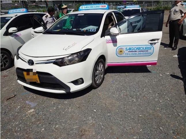 Những xe taxi này có 2 công tắc phụ nằm phần dưới lái xe gắn liền với đồng hồ tính tiền.