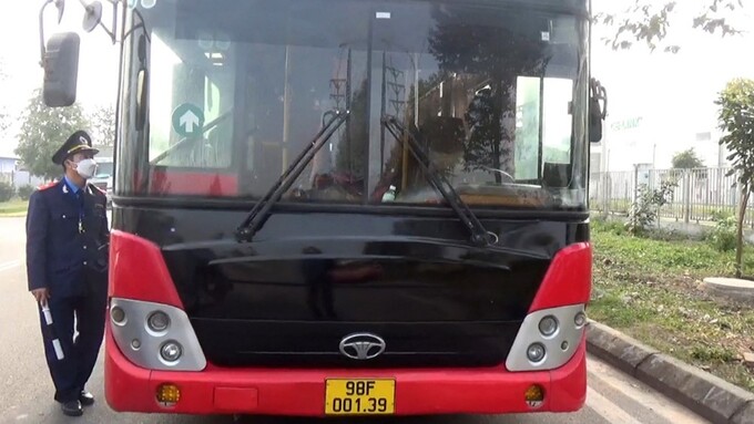 Lực lượng chức năng kiểm tra phương tiện vi phạm quy định về an toàn giao thông