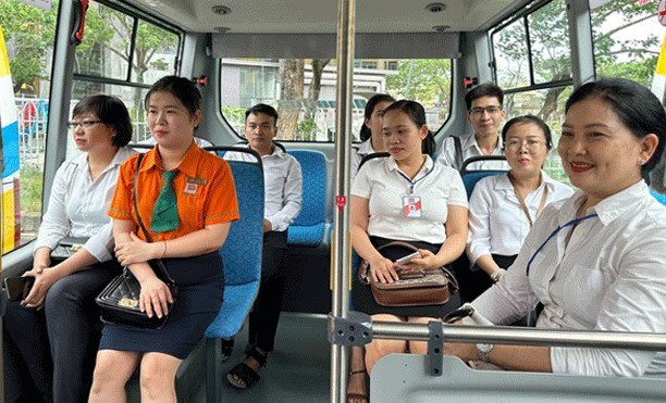 Hành khách sử dụng xe buýt trợ giá mới. Ảnh: T.L