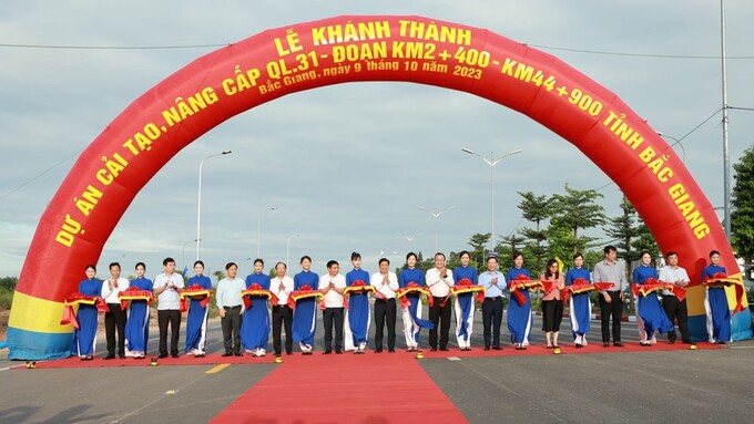 Các đại biểu cắt băng khánh thành Dự án