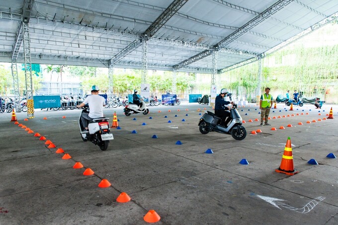 Những khách hàng đầu tiên trải nghiệm “Bộ tứ thay thế xe xăng” của Sơn Hà