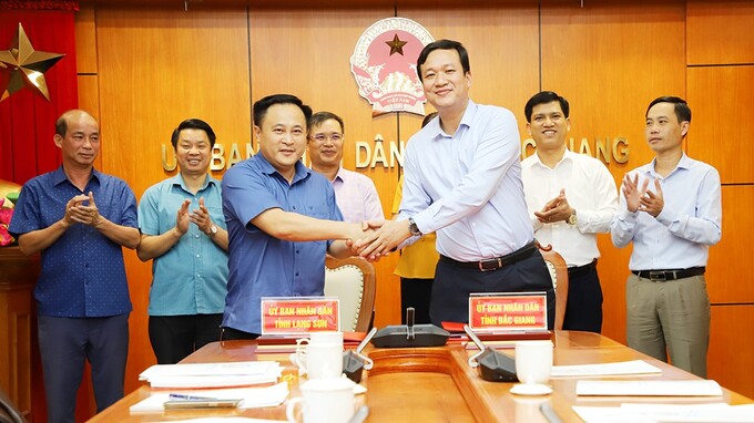 Các đồng chí lãnh đạo hai tỉnh Bắc Giang và Lạng Sơn tại buổi Lễ ký kết Quy chế phối hợp