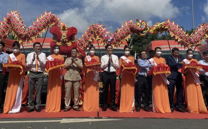 Lãnh đạo Sở Giao thông vận tải TP cùng các đơn vị cắt băng khánh thành, đưa vào khai thác, vận hành tuyến xe buýt liên tỉnh TP.HCM - Long An - Tiền Giang