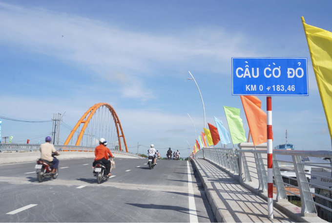 Cầu Cờ Đỏ với 6 làn xe