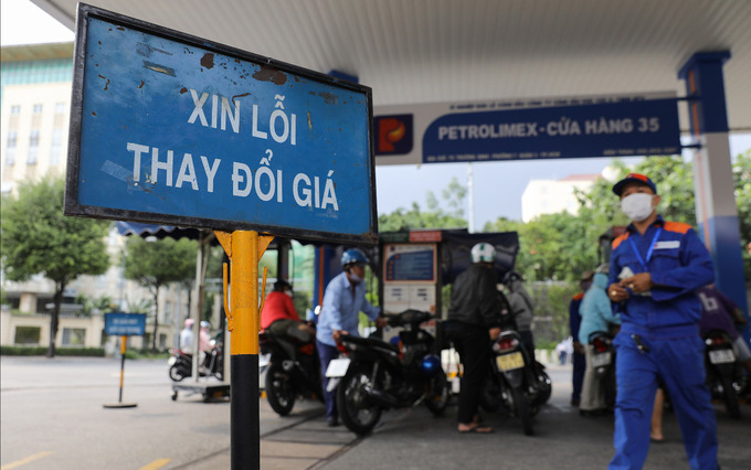 Cây xăng góc đường Lý Chính Thắng - Trương Định, quận 3, TP HCM