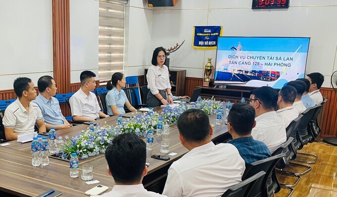 Bà Mai Thị Ngọc An – Phó trưởng Phòng Thị trường, Cảng Tân Cảng 128 – Hải Phòng phát biểu tại buổi làm việc