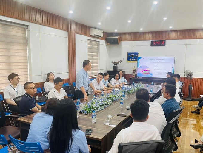 Ông Nguyễn Văn Đua, Giám đốc Công ty XNK HCL, Chi hội Trưởng Chi hội đại lý TTHQ phát biểu tại buổi làm việc