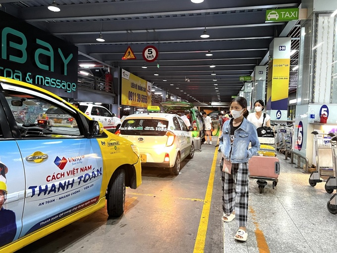 Chi phí để taxi truyền thống ra vào sân bay đón khách tăng khá cao so với việc thuê vị trí đậu như hiện tại, gây khó khăn cho các hãng, ảnh hưởng đến việc phục vụ hành khách.