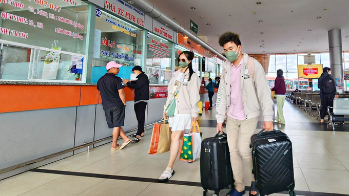 Bộ GTVT cũng yêu cầu xử lý nghiêm theo đúng quy định của pháp luật đối với tổ chức, cá nhân để xảy ra tình trạng xe dù, bến cóc, xe chở quá số người quy định, tăng giá vé trái quy định