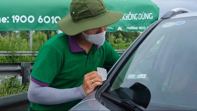 Cả 2 nhà cung cấp dịch vụ đều có tình trạng dán thẻ, mở tài khoản cho phương tiện đã đăng ký mở tài khoản của bên còn lại