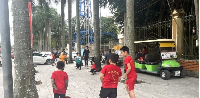 Nhiều học sinh bị bố mẹ bắt nghỉ học để phản đối xe điện dừng hoạt động