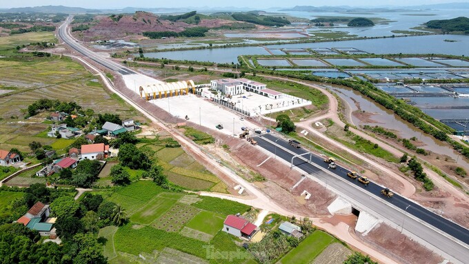 Một đoạn cao tốc Vân Đồn - Móng Cái