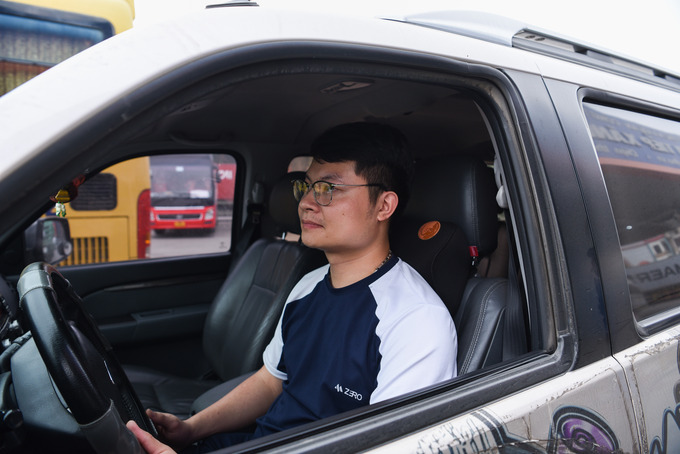 Anh Nguyễn Viết Trị ở huyện Gia Bình, tỉnh Bắc Ninh cho biết: 'Bản thân tôi đang lập nghiệp tại Hà Nội nhưng nhận thấy nhiều Trung tâm đăng kiểm tại Hà Nội vẫn đang trong tình trạng ùn ứ nên đã chủ động về quê đăng kiểm để làm sao cho thuận tiện. Sau khoảng 2 tiếng chờ đợi tôi đã cầm trên tay tờ phiếu hoàn thành đăng kiểm. Trước đó, tôi chủ động mang xe đi bảo dưỡng do xe được sản xuất từ 2015 lên không tránh khỏi một số hạng mục đèn, điện xuống cấp…”.