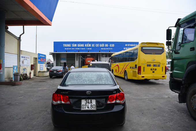 Các phương tiện xe cơ giới chờ kiểm định.