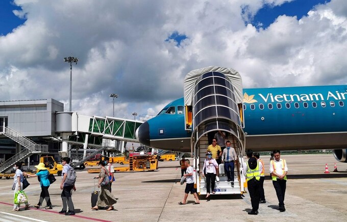 Vietnam Airlines kiến nghị tăng giá trần vé máy bay bằng mức năm 2014, miễn thuế môi trường