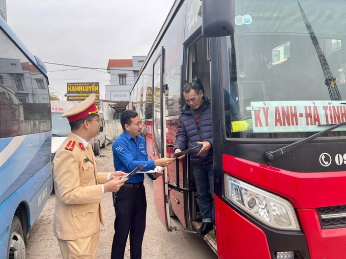 Trung tâm dịch vụ và Quản lý bến xe khách Quảng Bình cùng Phòng CSGT tỉnh Quảng Bình phát tờ rơi tuyên truyền pháp luật về trật tự an toàn giao thông đường bộ.