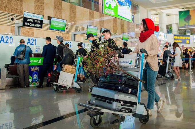 Vé máy bay Tết Nguyên đán Giáp Thìn 2024 dù mới được mở bán không lâu, nhưng nhiều chặng đã hết vé hạng phổ thông.
