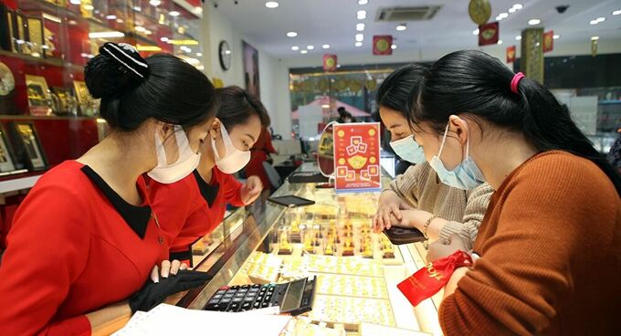 So với đóng cửa phiên giao dịch ngày 6/3, giá vàng tại DOJI tăng 1,35 triệu đồng/lượng chiều mua vào và tăng 1 triệu đồng/lượng chiều bán ra. Chênh lệch giá mua bán vàng tại DOJI là 1,2 triệu đồng/lượng