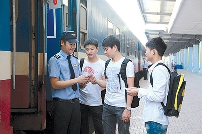 Để thuận tiện cho việc mua vé dễ dàng mà không phải đến nhà ga, hành khách có thể truy cập vào trang web: https://dsvn.vn hoặc http://vetau.com.vn, http://giare.vetau.vn; Các app Momo, Vimo, VnPay, ViettelPay; hoặc gọi hotline: 19000109 (Hà Nội) hoặc 19001520 (Sài Gòn), 02583822113 (Nha Trang), 0236.3823810 (Đà Nẵng), 024.38220202 (Hà Nội)