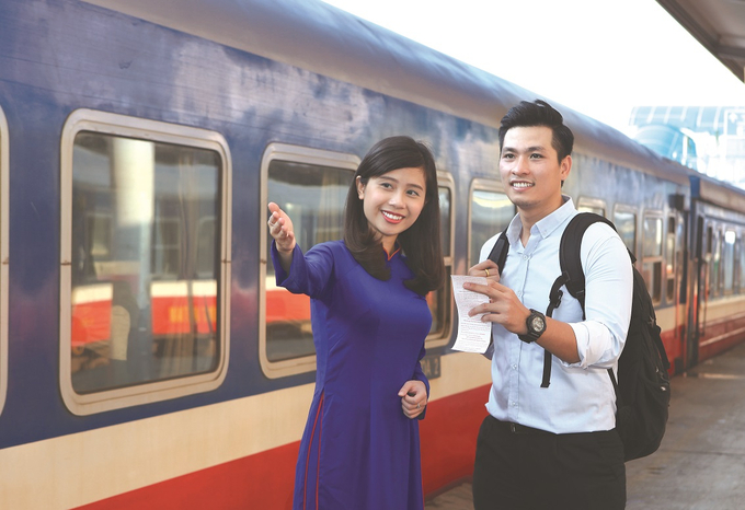 Tàu SE22 xuất phát tại ga Sài Gòn lúc 11h, đến ga Đà Nẵng lúc 6h23. Tàu SE21 xuất phát tại ga Đà Nẵng lúc 8h5 đến ga Sài Gòn lúc 4h.