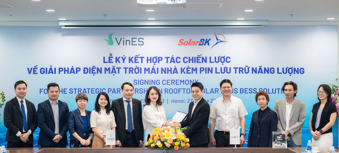 Hà Nội, ngày 30/06/2023 – CTCP Giải pháp Năng lượng VinES và CTCP Đầu Tư và Phát Triển Năng lượng Mặt trời Bách Khoa đã ký hợp tác chiến lược để thúc đẩy việc sử dụng giải pháp điện mặt trời mái nhà kèm pin lưu trữ năng lượng “Make In Vietnam”