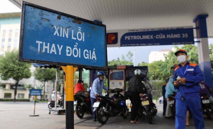 Gần đây tại các thành phố lớn không còn tình trạng tắc nghẽn do quá đông người xếp hàng dài chờ mua xăng như những ngày trước, cũng không còn cây xăng đóng cửa vì hết hàng