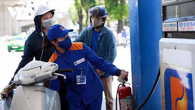 Giá xăng trong nước có lần giảm đầu tiên sau đà tăng 7 kỳ liên tiếp