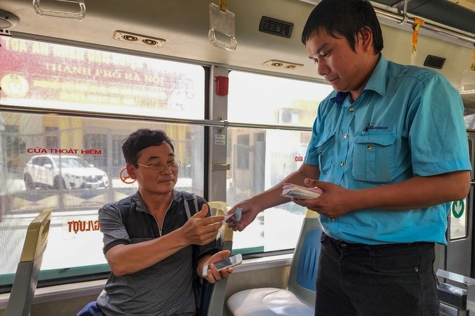 Việc xoá bỏ vé giấy, áp dụng chính sách thanh toán điện tử khi đi xe buýt là một trong những giải pháp quan trọng nhằm đem lại nhiều lợi ích cho thành phố và người tham gia giao thông công cộng.