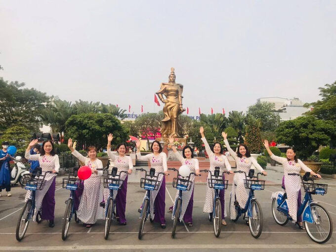 Dịch vụ xe đạp công cộng TNGo được chị em phụ nữ nhiệt tình đón nhận. Ảnh: TL