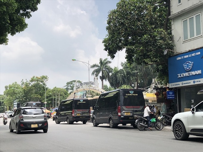 Xe hợp đồng trá hình 'tung hoành' dễ gây ra tai nạn giao thông. Ảnh thực tế trên đường