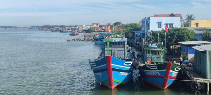 Các tàu thuyền của ngư dân, nối đuôi nhau neo đậu nằm bờ dài ngày. Ảnh: Công Thanh.