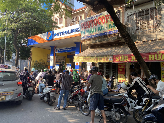 Người dân trên địa bàn Hà Nội đổ về những cây xăng Petrolimex