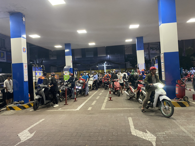 Từ 15h chiều 11/11, giá xăng E5 RON 92 tăng 840 đồng/lít, xăng RON 95 tăng 1.110 đồng/lít