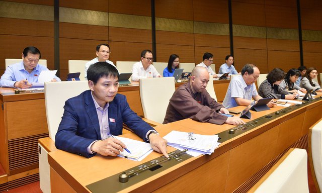 Các đại biểu biểu quyết thông qua Luật Dầu khí sửa đổi