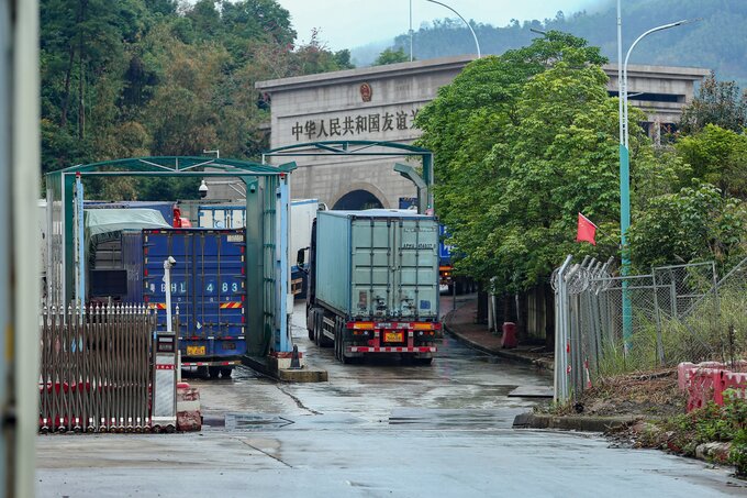 Một xe container qua cửa khẩu. Ảnh: Đức Mạnh