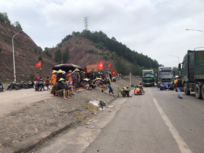 Hàng trăm người dân xã Nghi Thiết chặn xe ra vào cảng biển quốc tế Vissai