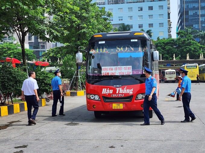 Thanh tra Sở GTVT Hà Nội kiểm tra xe khách ở bến xe Mỹ Đình.