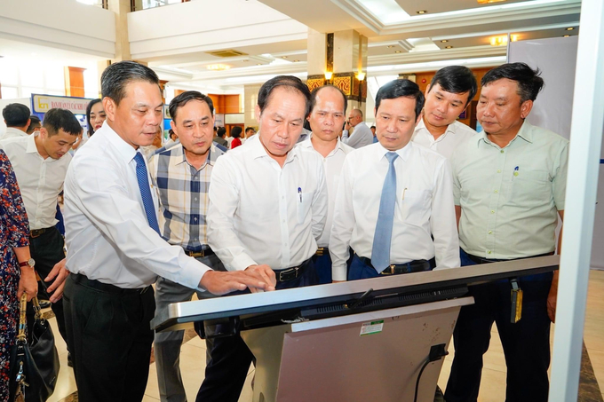 Các đại biểu tham quan trưng bày tại Diễn đàn.