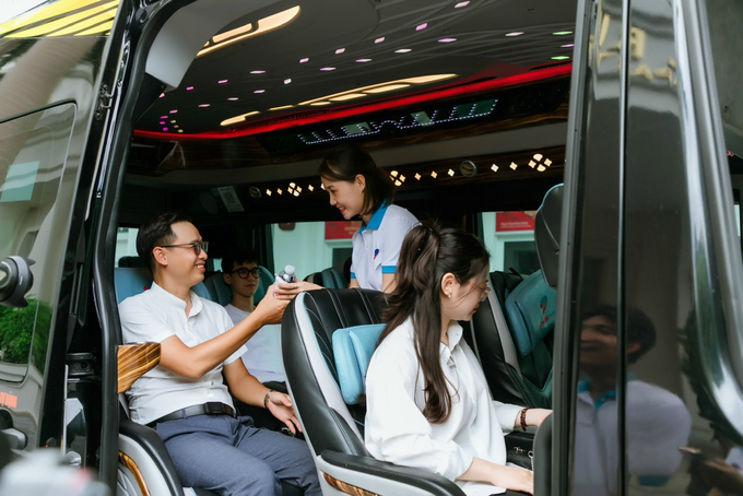 Nước, khăn ướt, thiết bị wifi và cổng sạc điện thoại cũng được công ty trang bị cho khách hàng trong suốt hành trình di chuyển