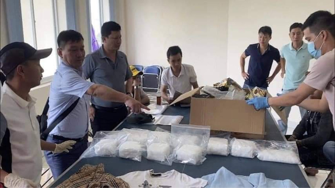 Lực lượng chức năng tiến hành xác minh số ma tuý thu được từ các đối tượng