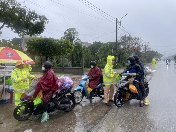 Nhiều người dân chạy xe máy vào Nam làm việc sau kỳ nghỉ Tết Nguyên đán