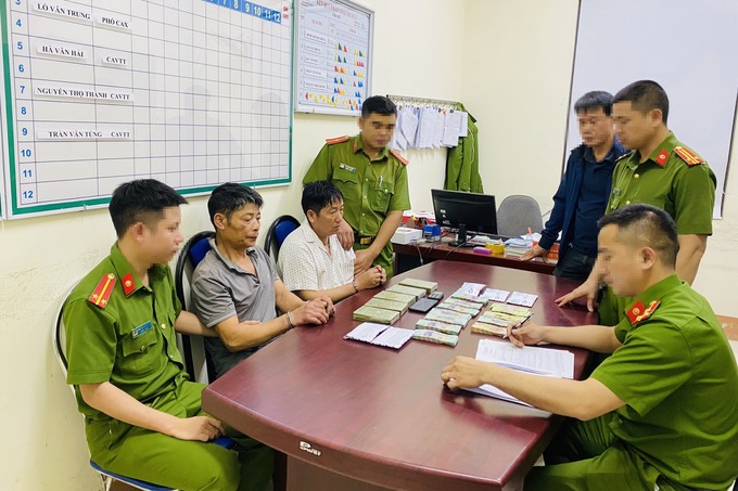 Hai đối tượng cùng tang vật tại cơ quan công an