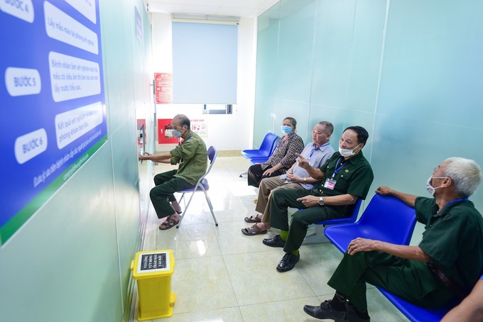 Tại Phòng khám đa khoa Quốc tế Hưng Thịnh, hơn 500 cựu chiến binh, thương binh, người có công và thân nhân trên địa bàn huyện Hữu Lũng đã được các bác sĩ tiến hành kiểm tra, khám sức khỏe tổng quát với đầy đủ các phòng, khoa chuyên môn như siêu âm, điện tim, mắt, khám nội khoa…