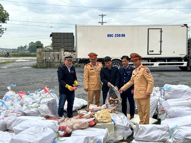 Số thực phẩm đã bốc mùi, bị phát hiện, thu giữ
