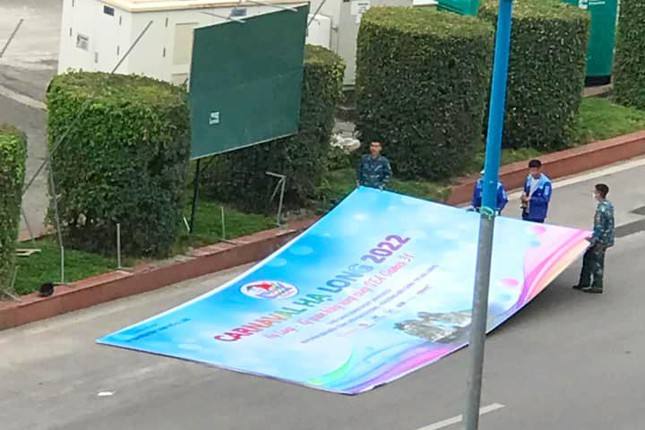Từ sáng 25/4, phía TP.Hạ Long đã cho thu hồi những biển quảng cáo bị lỗi và sẽ treo lại vào chiều cùng ngày. Ảnh Internet